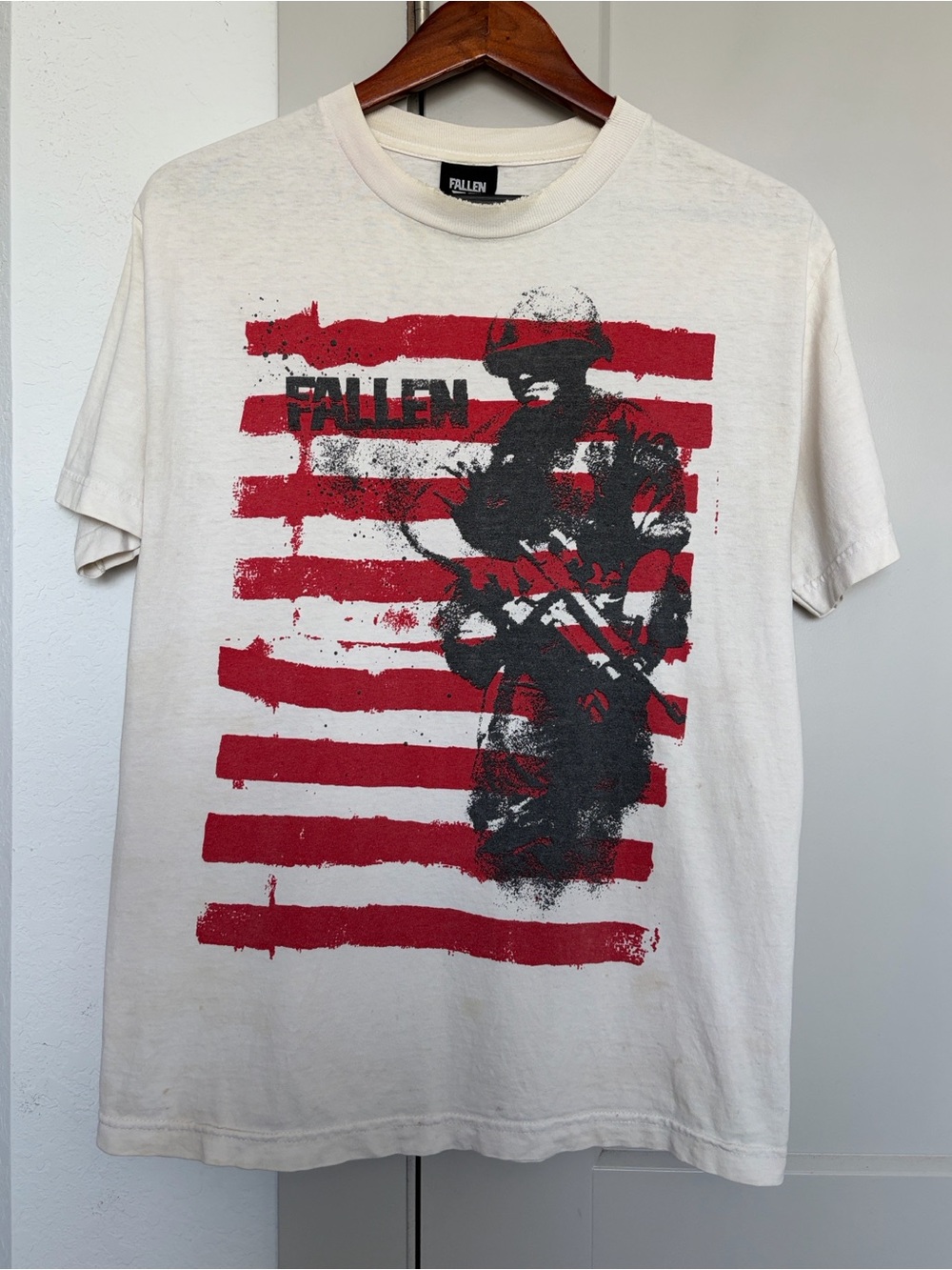 VINTAGE Y2K FALLEN SKATER GRAPHIC WHITE TSHIRT MENS MEDIUM